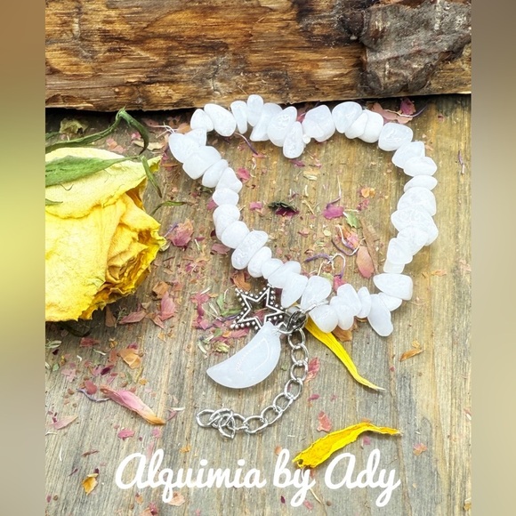 Gold charms bracelet with white jade - Picture 1 of 2